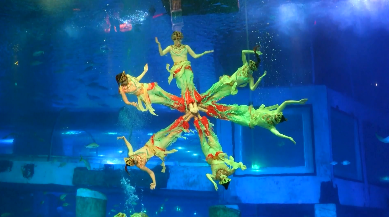 Pertunjukan Tari Bawah Air Memukau dengan Perpaduan Tradisi Tiongkok di Guangzhou