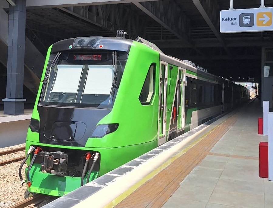 Kereta berwarna hijau ini dilengkapi dengan fasilitas rak bagasi dan toilet agar memberikan kenyamanan bagi penumpang