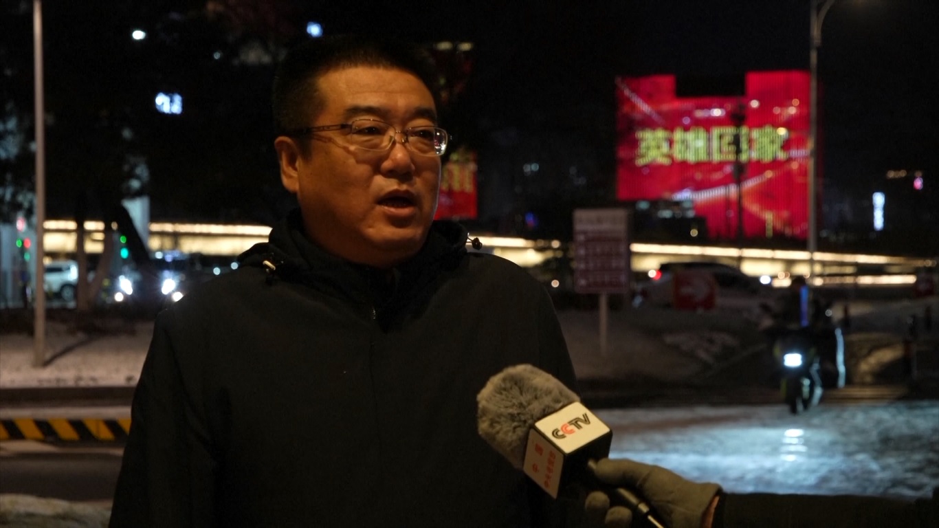 Jenazah tersebut disambut kembali ke Tiongkok oleh Angkatan Udara