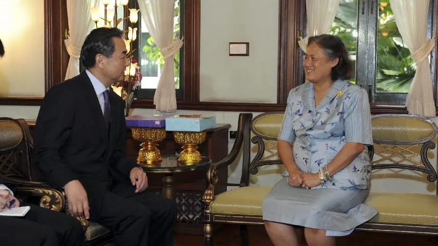 Perjanjian pembebasan visa bersama yang ditandatangani oleh Wang Yi dan Parnpree Bahiddha-Nukara