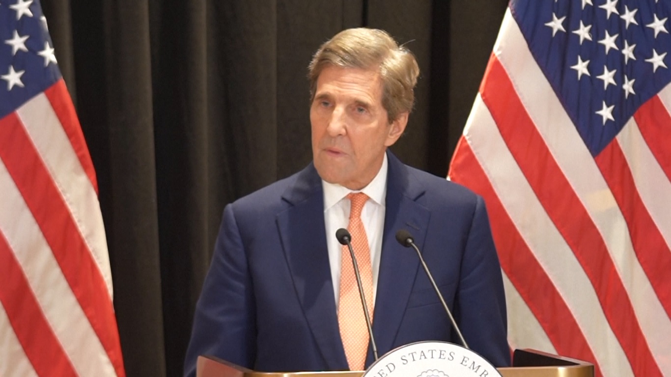 Kerry mengatakan bahwa Tiongkok memimpin dunia dalam penggunaan energi terbarukan