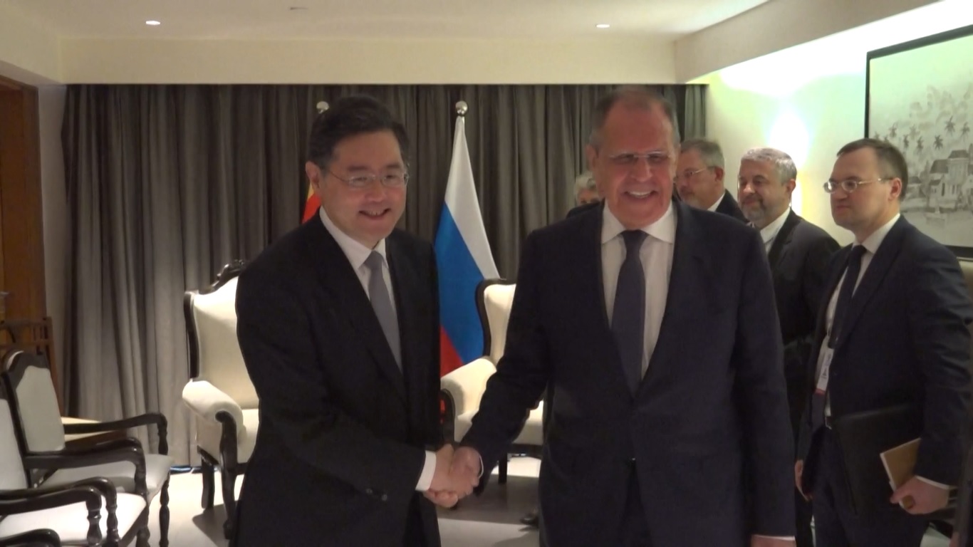 Pertemuan itu terlaksana ketika mereka menghadiri pertemuan para menteri luar negeri Organisasi Kerjasama Shanghai (SCO) pada hari Kamis (4/5) di Goa