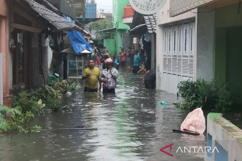 Seluruh pengungsi banjir di Kota Solo yang terjadi sejak Kamis hingga Sabtu (16-18/2) sudah kembali ke rumah masing-masing menyusul genangan air yang mulai surut sejak Jumat (17/2) petang