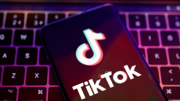 Menurut laporan TechCrunch TikTok tetap tersedia di toko aplikasi di Amerika Serikat menyusul keputusan Presiden Donald Trump untuk menunda larangan Tik Tok di Amerika Serikat