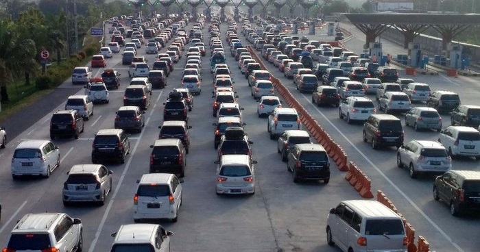 Pemerintah memperkirakan ratusan ribu kendaraan akan kembali ke Jakarta dan sekitarnya dalam dua hari diprediksi arus balik pemudik Lebaran 2023 terjadi pada awal dan akhir pekan ini