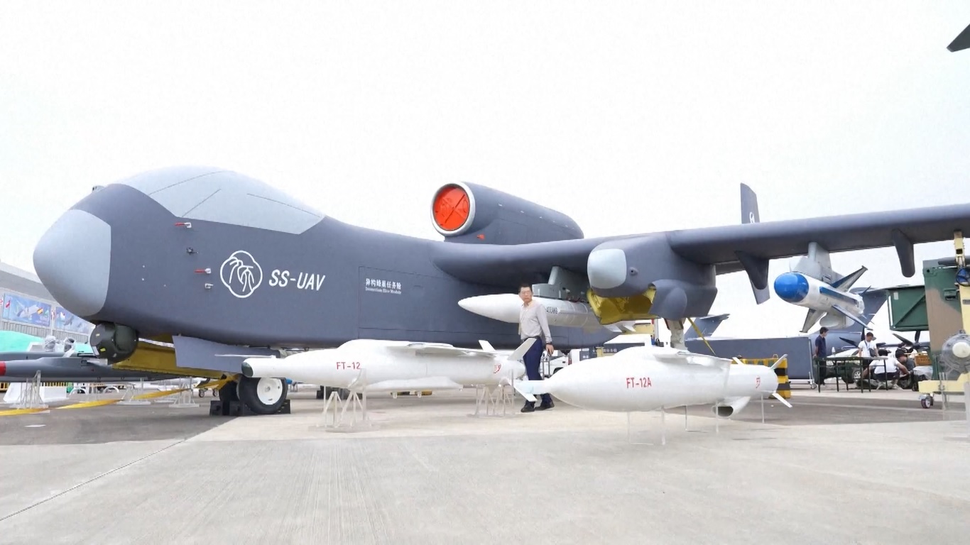 UAV tersebut memiliki kecepatan terbang maksimum 700 kilometer per jam dan mampu terbang selama lebih dari 12 jam