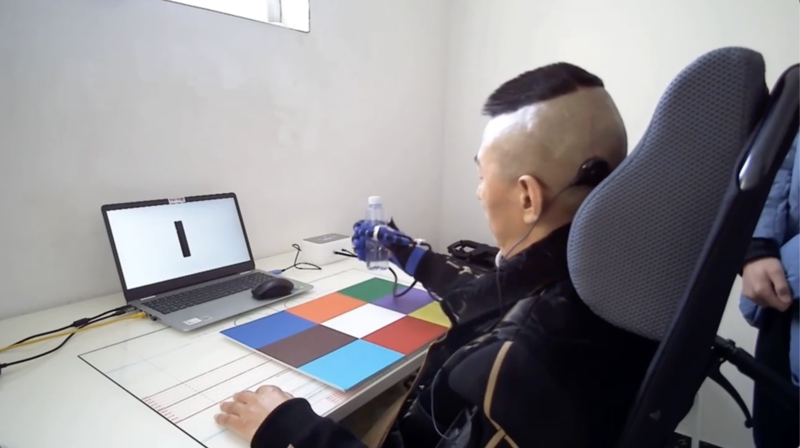 Berbeda dengan Neuralink milik Elon Musk yang menggunakan implan otak yang sepenuhnya invasif uji klinis yang ada di Tiongkok menggunakan perangkat semi-invasif yang dikembangkan oleh para ilmuwan dari Universitas Tsinghua