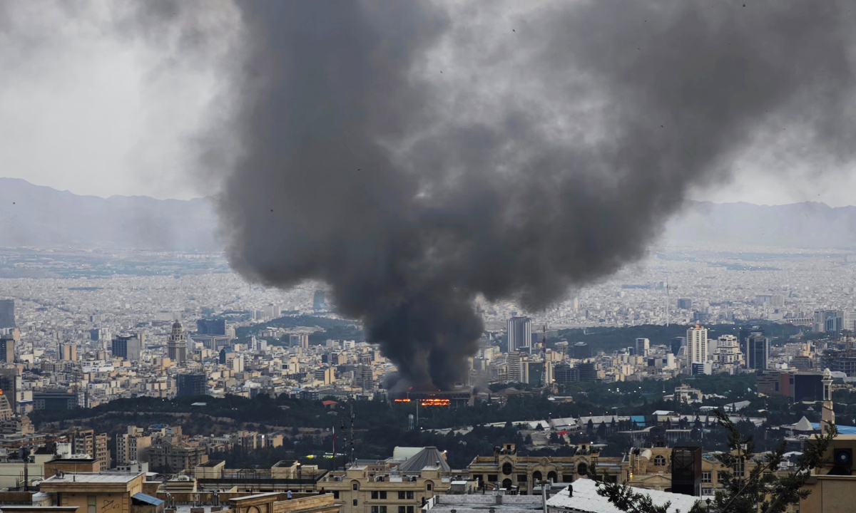 Mengingat wilayah udara Iran telah ditutup sebagian besar warga negara Tiongkok keluar melalui penyeberangan perbatasan darat dengan negara-negara tetangga seperti Armenia dan Azerbaijan