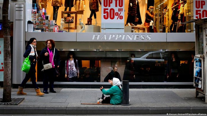 Menurut Bank Dunia Lebanon tidak cuma termasuk negara dengan krisis paling parah di dunia sejak pertengahan abad ke-19 tetapi juga dipastikan mengalami vakumnya lembaga-lembaga negara yang semakin memperlambat resolusi krisis dan reformasi kritis