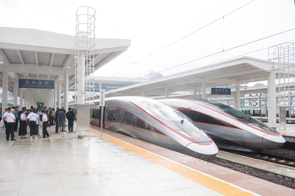 Sumber daya pariwisata yang kaya termasuk Hangzhou