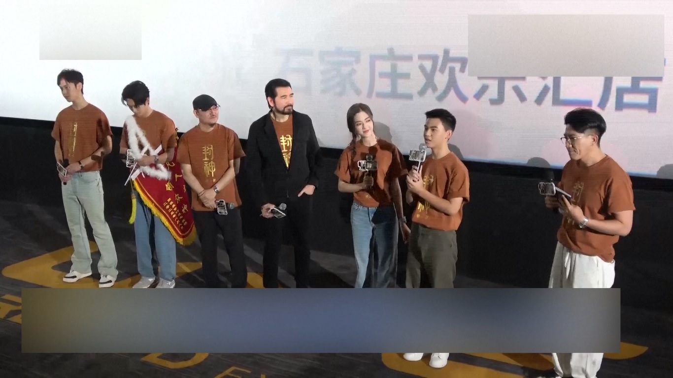 Para pemain melakukan pertunjukan bakat di acara temu sapa ini