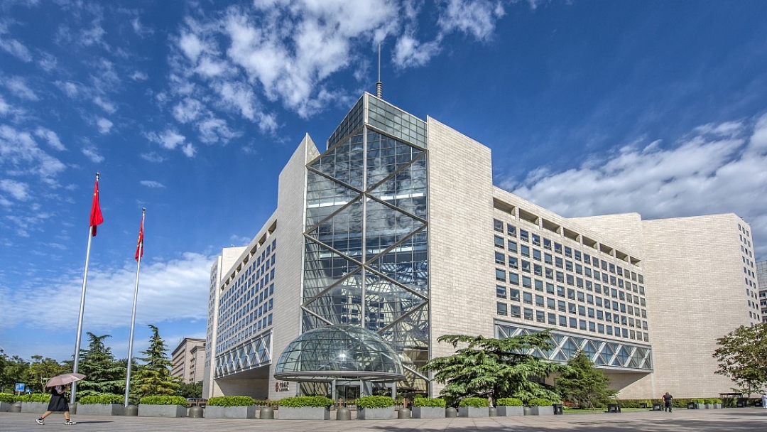 Data yang dirilis oleh lima bank besar Tiongkok menunjukkan secara kolektif telah mengeluarkan 883 triliun yuan (US$ 123 triliun) pinjaman baru selama tiga kuartal pertama tahun ini