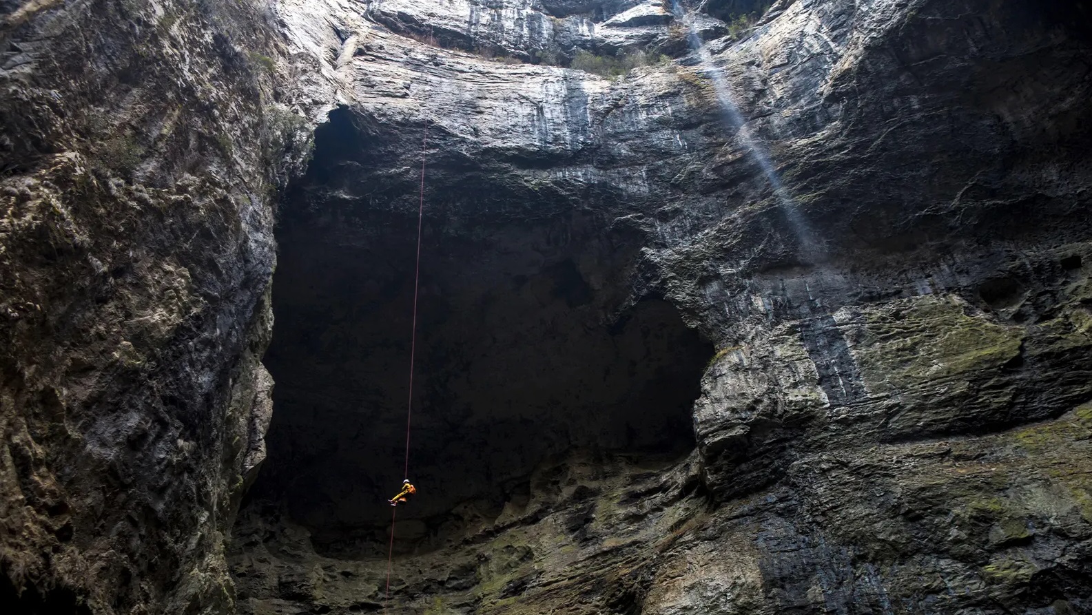Tiankeng yang memiliki artiLubang Surgawi