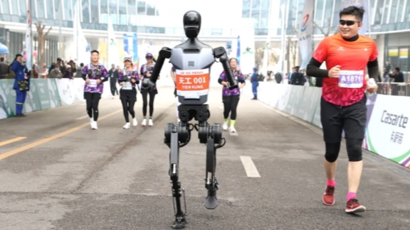 Half marathon yang akan diselenggarakan di Kawasan Pengembangan Ekonomi-Teknologi Beijing di tenggara Beijing pada tanggal 13 April akan menyaksikan atlet robotik dan manusia berkompetisi di sepanjang rute yang sama