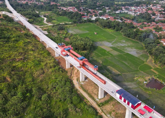 Pekerjaan pemasangan seluruh struktur penyangga atau box girder di sepanjang jalur Kereta Cepat Jakarta-Bandung (KCJB) rampung pada Minggu (16/10/2022)