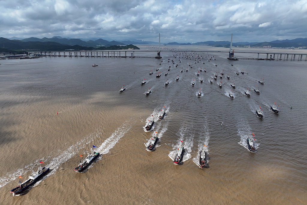 Di perairan luas Laut Tiongkok Timur Laut Bohai Laut Kuning dan Laut Tiongkok Selatan para nelayan telah membangun kehidupan mereka di laut selama beberapa generasi
