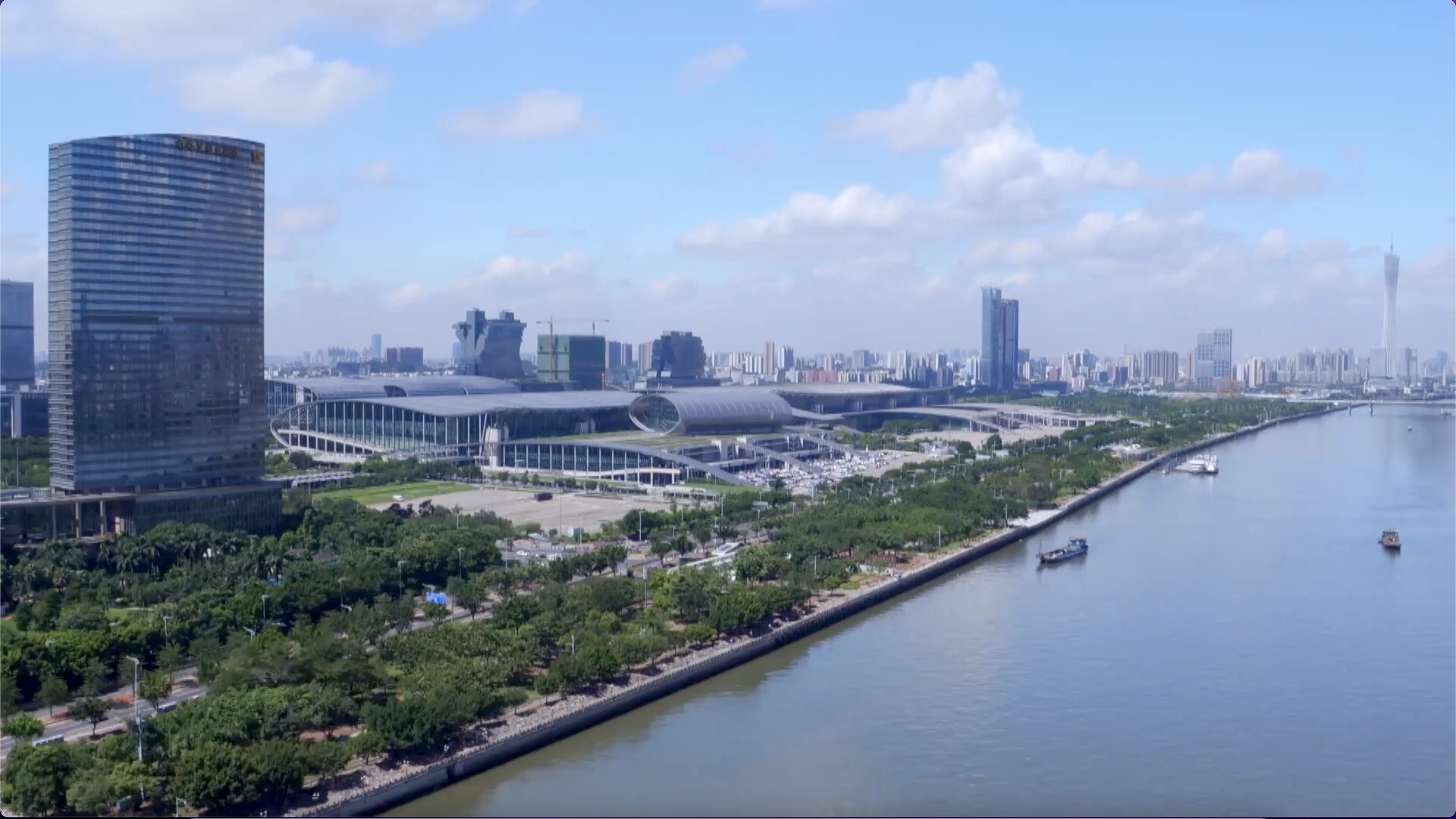 Diberkati dengan posisi geografis yang menguntungkan, kota ini telah menjadi salah satu gerbang maritim utama Tiongkok ke dunia luar sejak  lebih dari 2.000 tahun yang lalu.