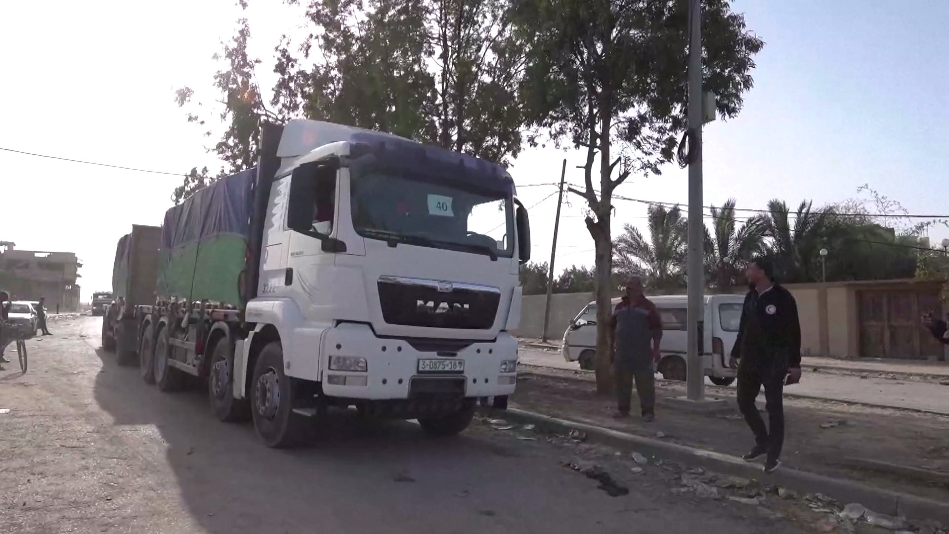 Truk-truk berisi bantuan kemanusiaan yang menyelamatkan nyawa terus berdatangan di Jalur Gaza dari Mesir melalui perbatasan Rafah ketika gencatan senjata empat hari antara Israel dan Hamas diperpanjang selama dua hari pada hari Selasa