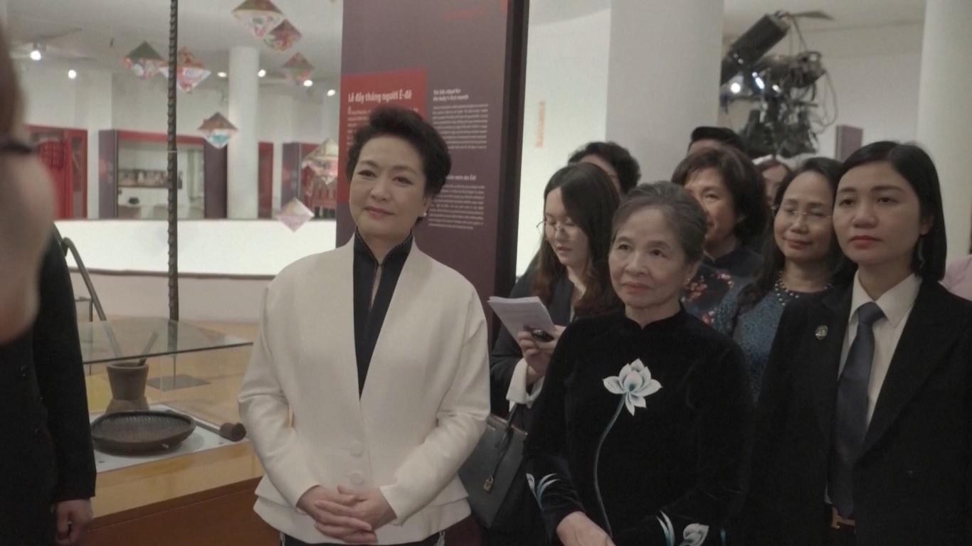 Peng pada Selasa (12/12) mengunjungi Museum Wanita Vietnam dan minum teh bersama Ngo Thi Man