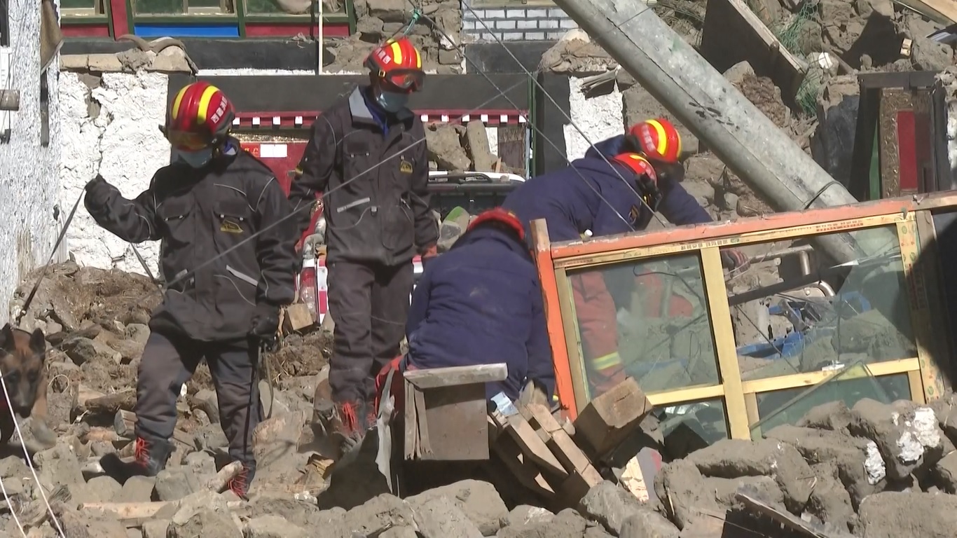 Tim penyelamat meningkatkan upaya mereka karena khawatir kondisi musim dingin yang keras dan ketinggian akan mengurangi peluang orang-orang untuk bertahan hidup di reruntuhan rumah dan tempat kerja mereka