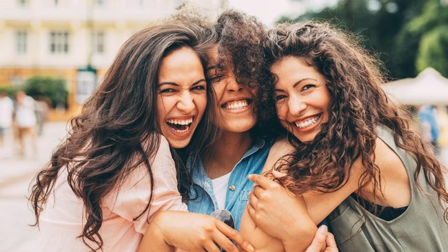 Tertawa mungkin jadi bentuk kebahagiaan paling universal yang bisa ditunjukkan seseorang Tawa bisa menyatukan semua orang dari berbagai latar belakang dan suasana