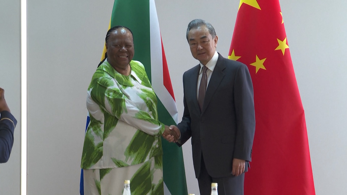 Wang mencatat bahwa Tiongkok dan Afrika Selatan adalah mitra strategis yang komprehensif dan hubungan bilateral berkembang pesat di bawah bimbingan strategis kedua kepala negara