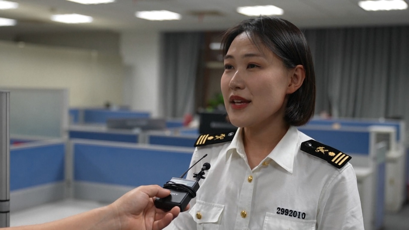 Di sebuah pangkalan produksi perusahaan zongzi besar di Kota Jiaxing