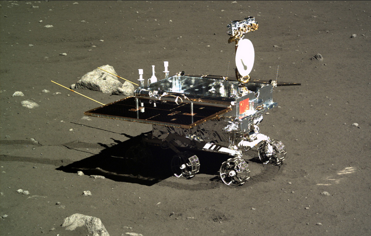 Foto-foto tersebut menunjukkan jejak roda yang ditinggalkan oleh rover
