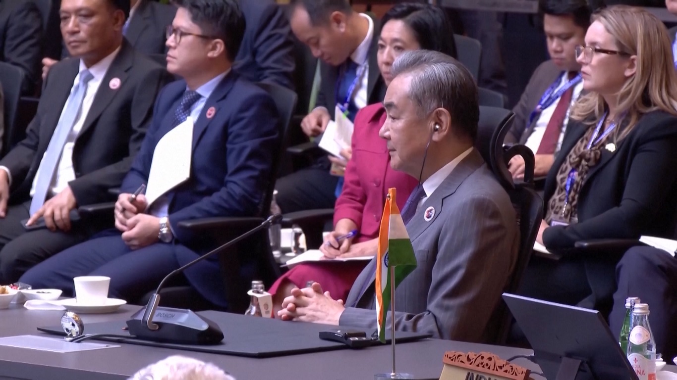 Menlu Tiongkok Hadiri Pertemuan Menteri Luar Negeri KTT Asia Timur ke-15