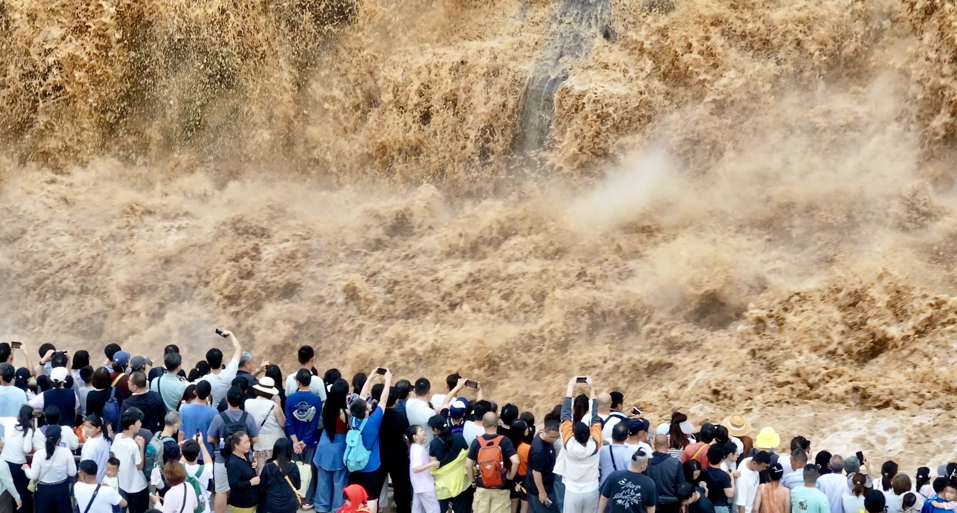 Air Terjun Kuning Tiongkok Menarik Banyak Pengunjung Liburan Musim Panas