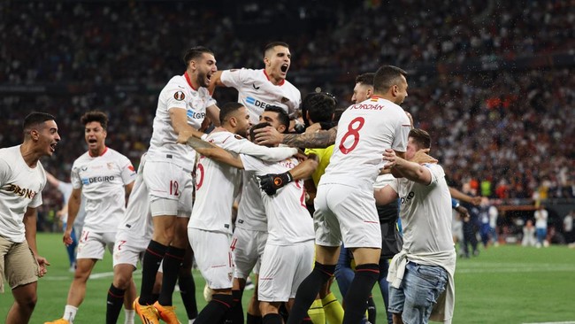 Sevilla keluar sebagai juara usai menang adu penalti dengan skor 4-1 (1-1) atas AS Roma pada final Liga Europa di Puskas Arena