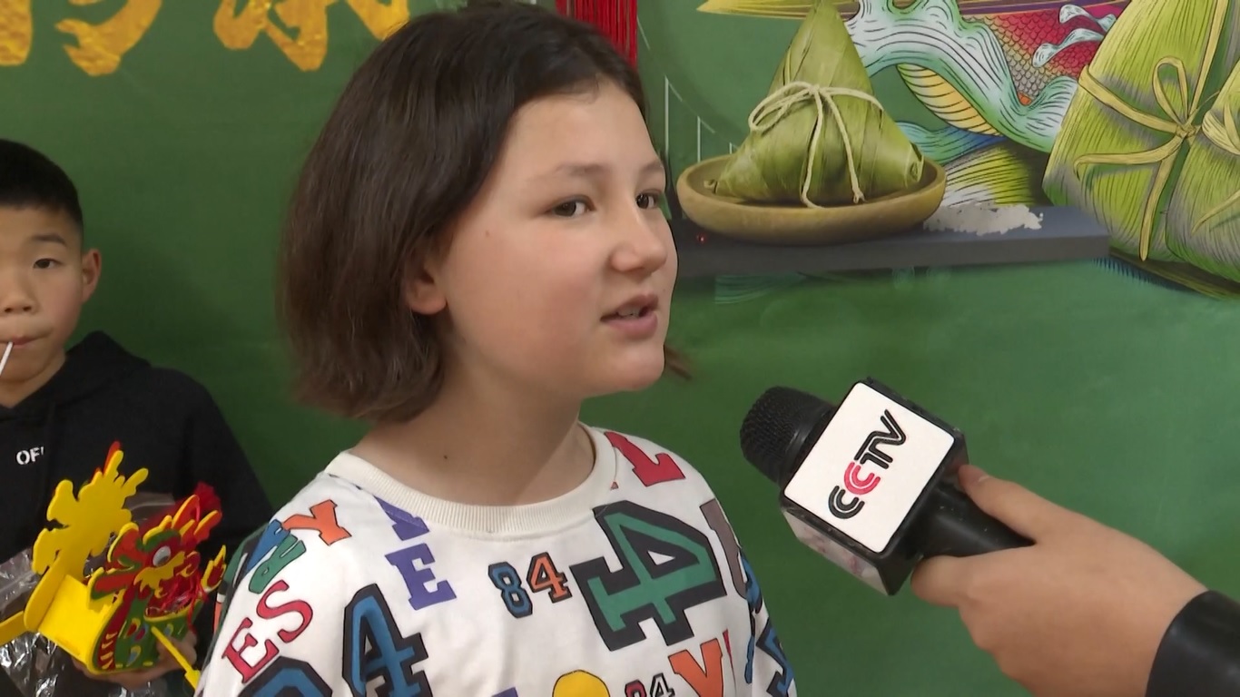 28 siswa kursus bahasa Tionghoa setempat menonton film dokumenter untuk mempelajari asal mula Festival Perahu Naga tersebut