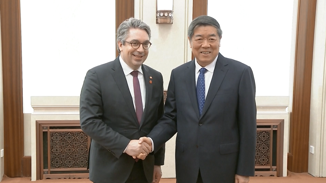 Wakil PM Tiongkok Sambut Baik Perusahaan-perusahaan Jerman untuk Terus Berinvestasi di Tiongkok