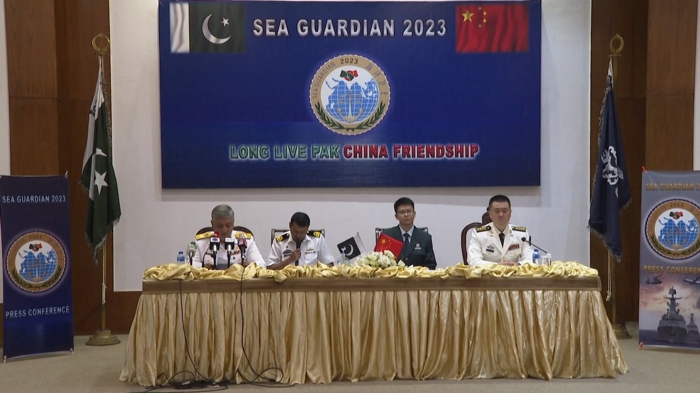 Pasukan Pakistan yang berpartisipasi termasuk sembilan kapal