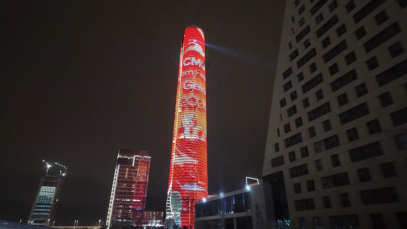 Perayaan tersebut ditandai dengan pertunjukan lentera dan makan yuanxiao (bola-bola beras ketan)