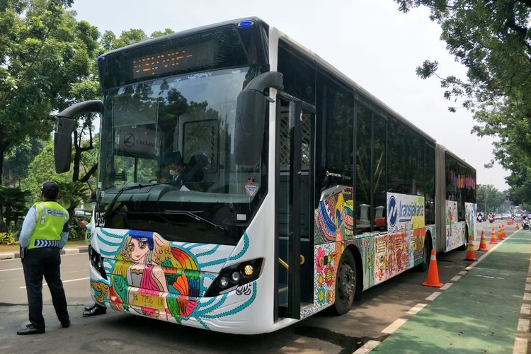 Haru sekaligus bangga menyelimuti guru serta para orang tua dari anak-anak disabilitas yang telah selesai melukis badan bus transjakarta