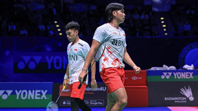 Leo Rolly Carnando/Daniel Marthin mengalahkan Kim Gi Jung Kim Sa Rang pada babak kedua Singapore Open 2023 di Singapore Indoor Stadium