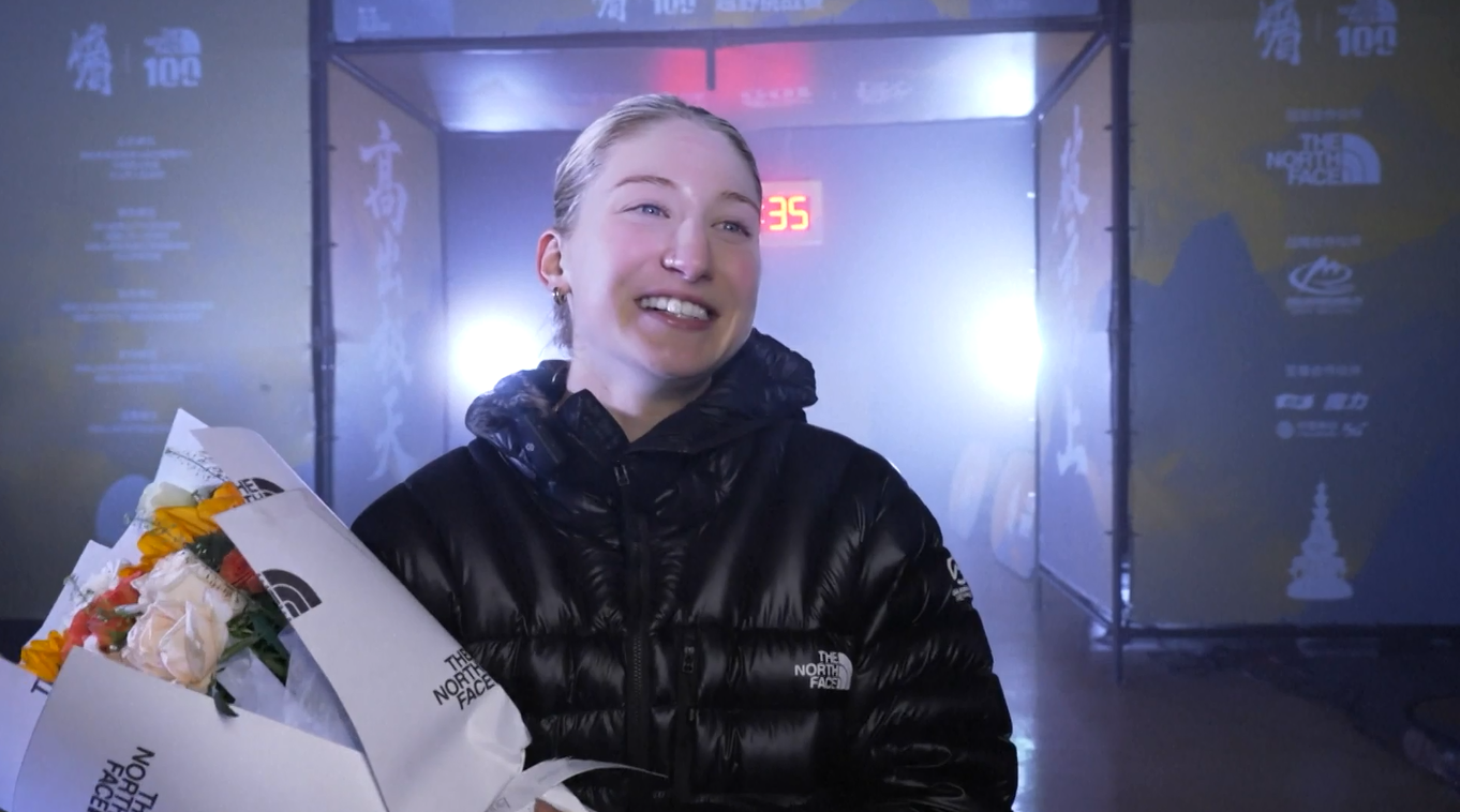 Para Penantang Jalur Pendakian Taklukkan Gunung Emei di Sichuan