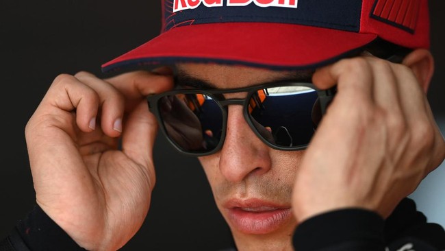 Marc Marquez tak kuasa menahan tangis saat mengirim pesan perpisahan kepada kru Honda setelah memutuskan pergi dari Repsol Honda usai MotoGP 2023