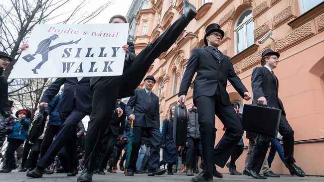 Siapa sangka jika aksi-aksi konyol grup komedi legendaris asal Inggris Monty Python bisa bermanfaat untuk kesehatan?