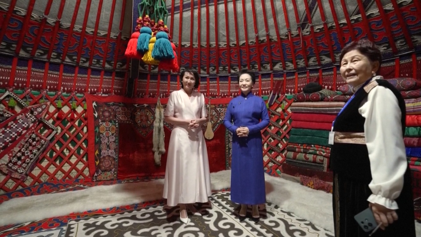 Peng Liyuan Kunjungi Museum Sejarah Nasional Kirgistan