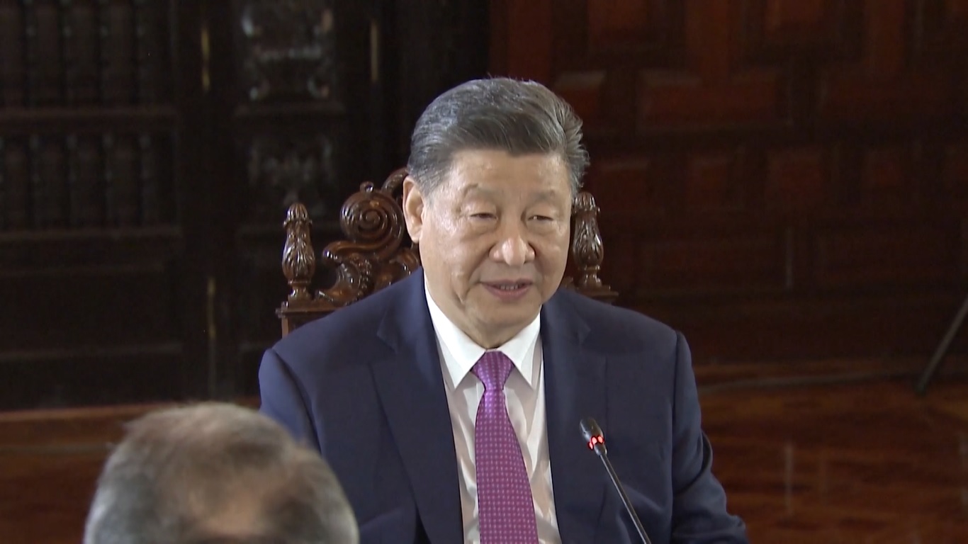 Xi tiba di ibu kota Peru pada hari sebelumnya untuk menghadiri Pertemuan Pemimpin Ekonomi APEC ke-31 dan melakukan kunjungan kenegaraan ke negara Amerika Latin tersebut atas undangan Boluarte