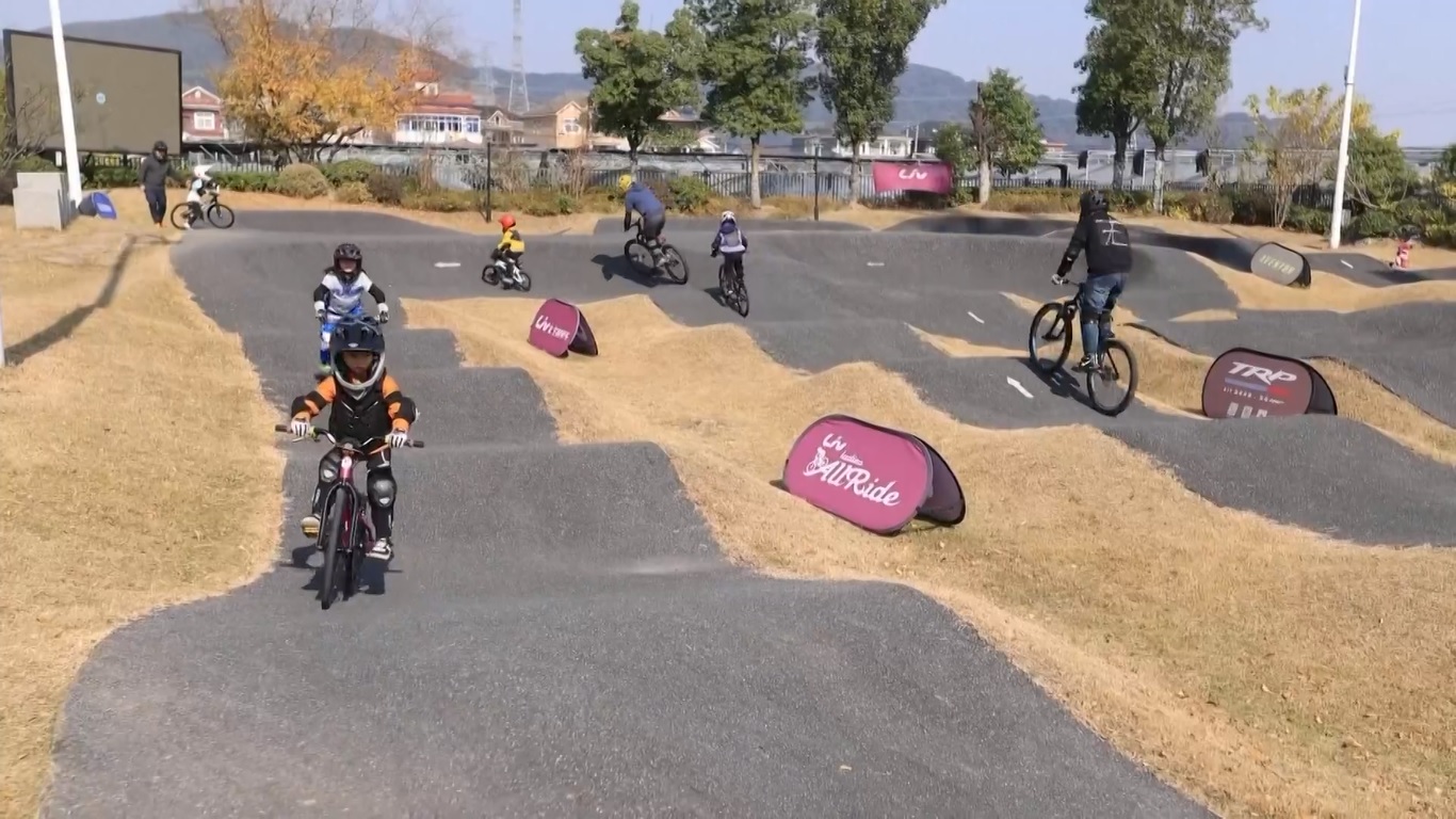 Desa ini telah menyelenggarakan hampir 700 acara olahraga dan menarik lebih dari 500000 pengunjung sejak meluncurkan strategi pengembangan yang berfokus pada olahraga