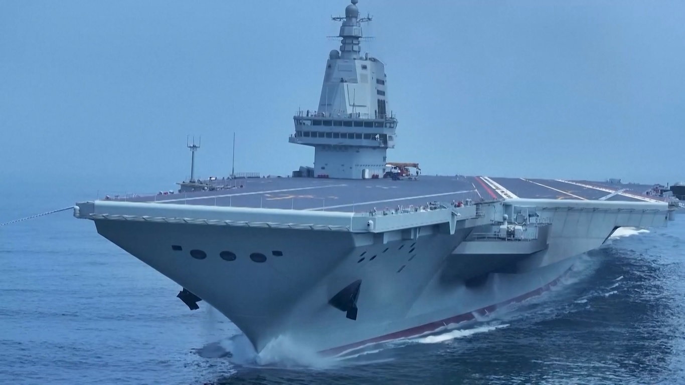 Kapal induk Fujian merupakan kapal induk pertama yang dilengkapi pelontar yang dirancang dan dibangun di dalam negeri Tiongkok