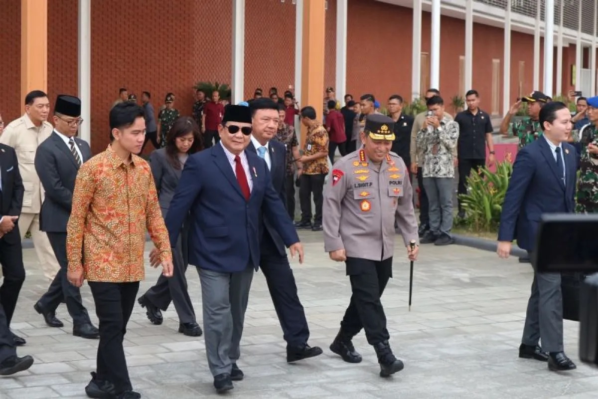 Akademisi Universitas Al Azhar Indonesia Ujang Komarudin mengatakan bahwa minimal ada empat isu penting yang harus dibawa Presiden RI Prabowo Subianto saat kunjungan kerja (kunker) ke luar negeri selama lebih dari 2 pekan