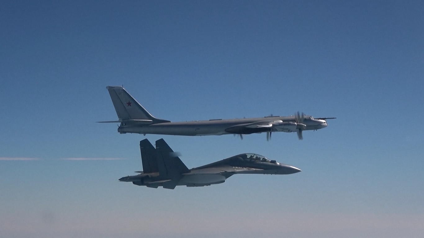 Kementerian Pertahanan Rusia mengatakan bahwa pesawat militer yang dikirim oleh kedua belah pihak termasuk pesawat pengebom H-6 dan Tu-95 serta jet tempur J-16 dan Su-35