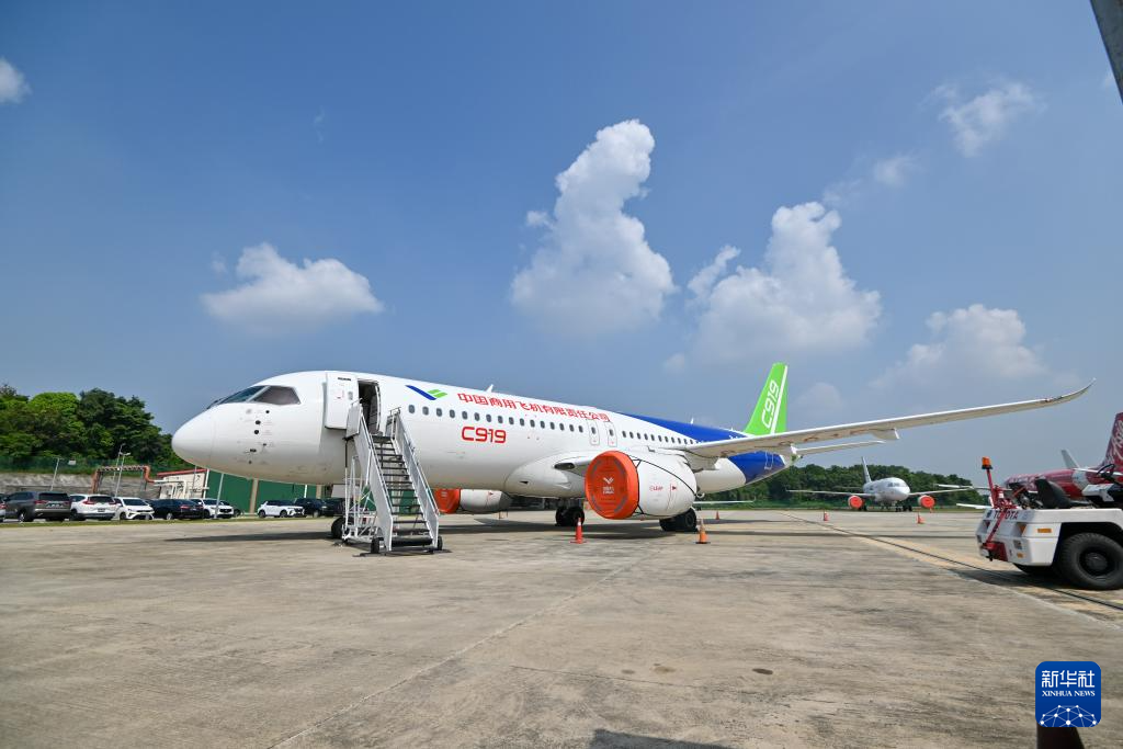 Pesawat komersial buatan Tiongkok yaitu ARJ21 dan C919 baru-baru ini tiba di Bandara Sultan Abdul Aziz Shah