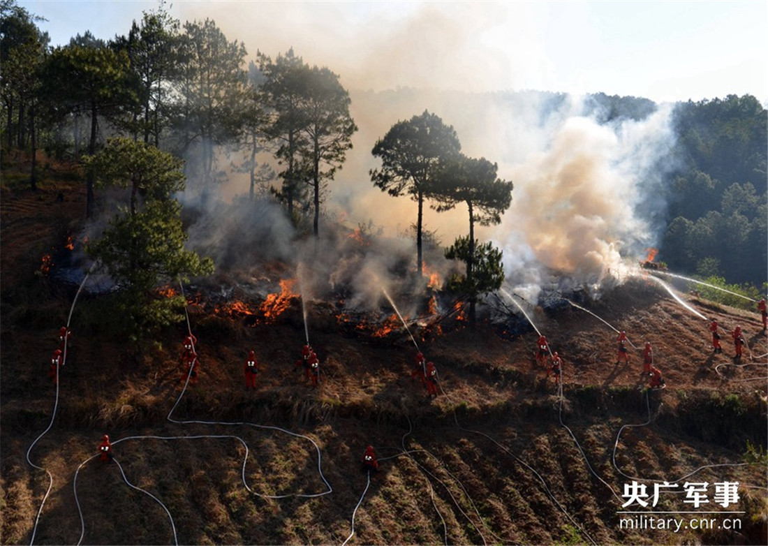 Awalnya upaya pemadaman kebakaran menghadapi tantangan karena lereng gunung yang terjal suhu tinggi dan kondisi cuaca berangin