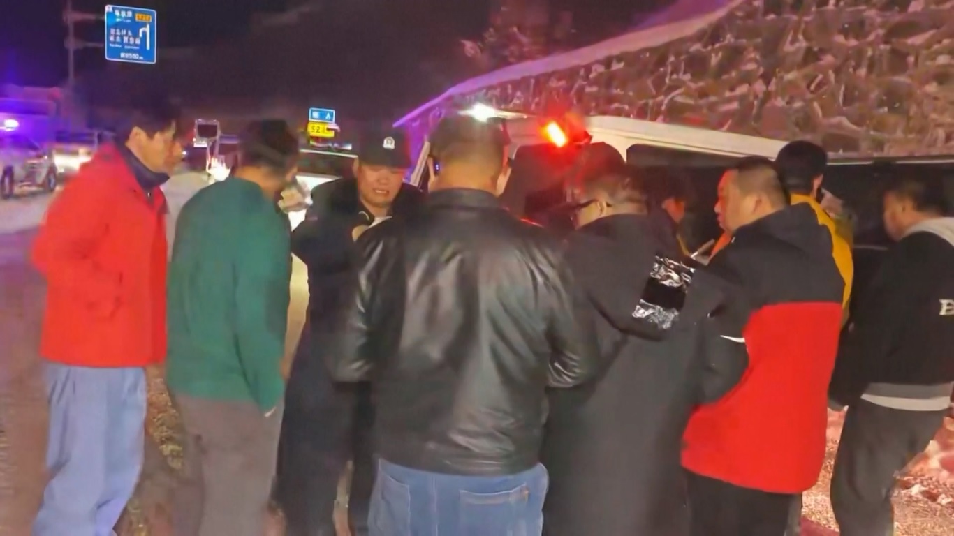 Salju Lebat di Xinjiang Membuat Wisatawan dan Kendaraan Terlantar, Memicu Aksi Penyelamatan Darurat