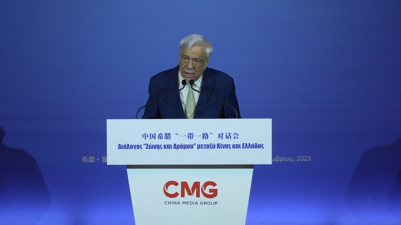 Para pejabat yang mewakili pemerintah Tiongkok dan Yunani